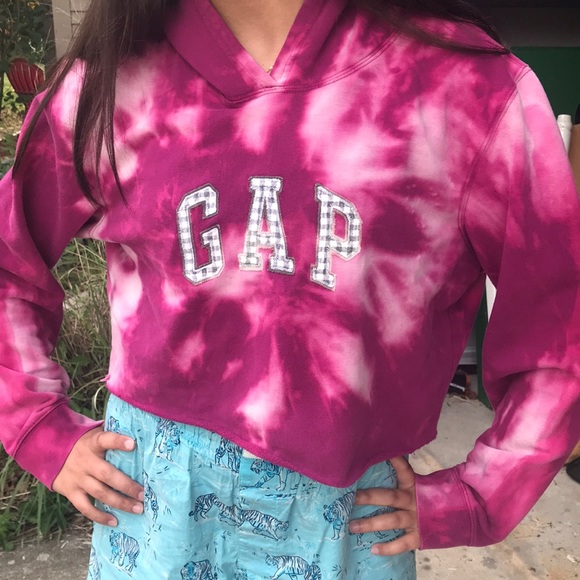 GAP Tops - Crop gap sweatshirt